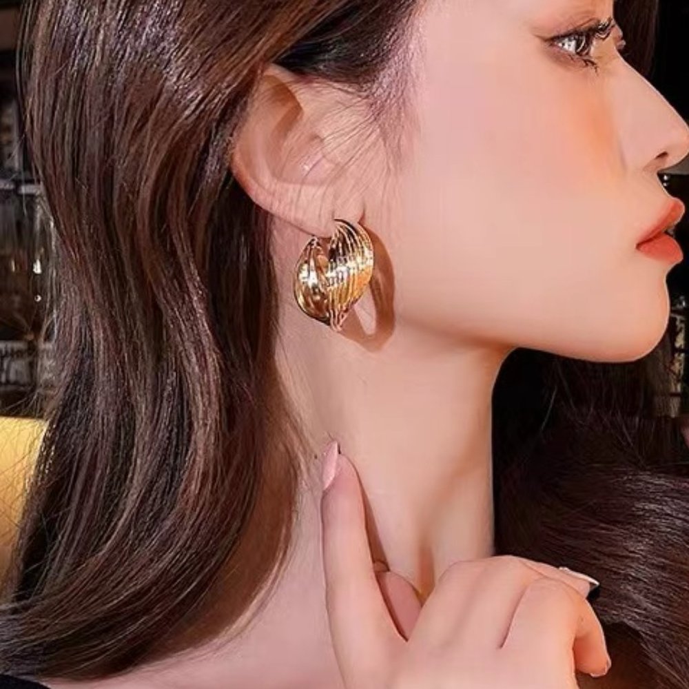 Twisted hoop earrings in metal